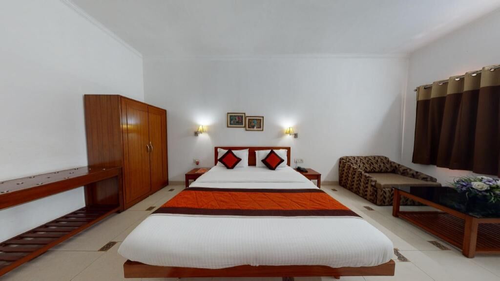 1 bedroom, premium bedding, desk, soundproofing