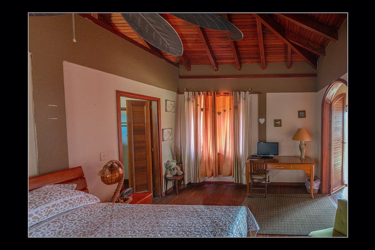 Suite – honeymoon, 1 kingsize-seng, balkong, bassengutsikt | Minibar, strykejern/-brett, individuelt dekorert og individuelt innredet