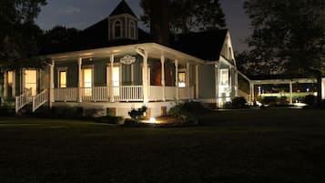 Bagian depan properti - sore/malam