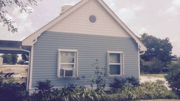 Premium Cottage, One Queen Bed, BR5 | Premium bedding, iron/ironing board, free WiFi, bed sheets