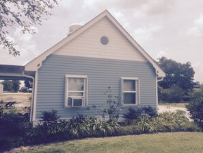 Premium Cottage, One Queen Bed, BR5 | Premium bedding, iron/ironing board, WiFi (free), bed sheets
