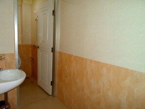Standardzimmer, 1 Schlafzimmer, Stadtblick | Waschbecken im Bad