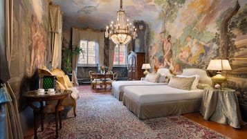 Phòng Suite, bồn tắm thủy lực, quang cảnh thành phố (King) | Bộ đồ giường cao cấp, chăn bông, minibar, két bảo mật tại phòng
