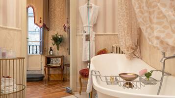 Suite (Imperial) | Bathroom | Free toiletries, hair dryer, bathrobes, slippers