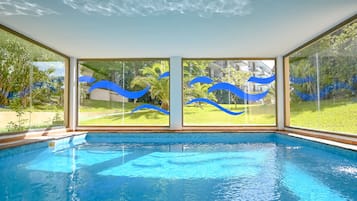 Kolam renang indoor dan kolam renang outdoor, dengan payung kolam renang