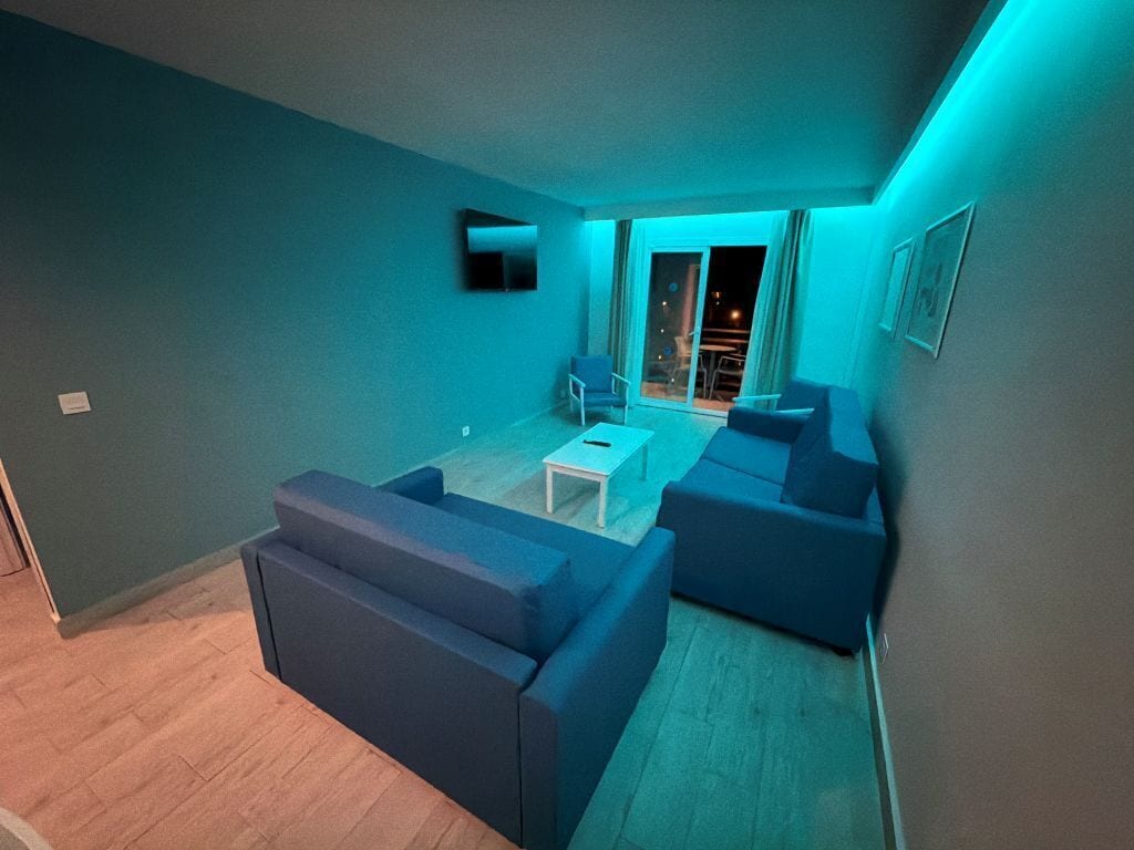 Un salón moderno con un conjunto de sofá, una mesa de centro y vistas al exterior.