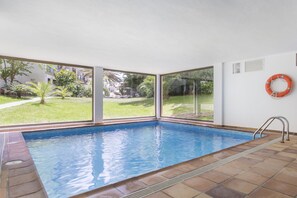 Kolam renang indoor dan kolam renang outdoor, dengan payung kolam renang