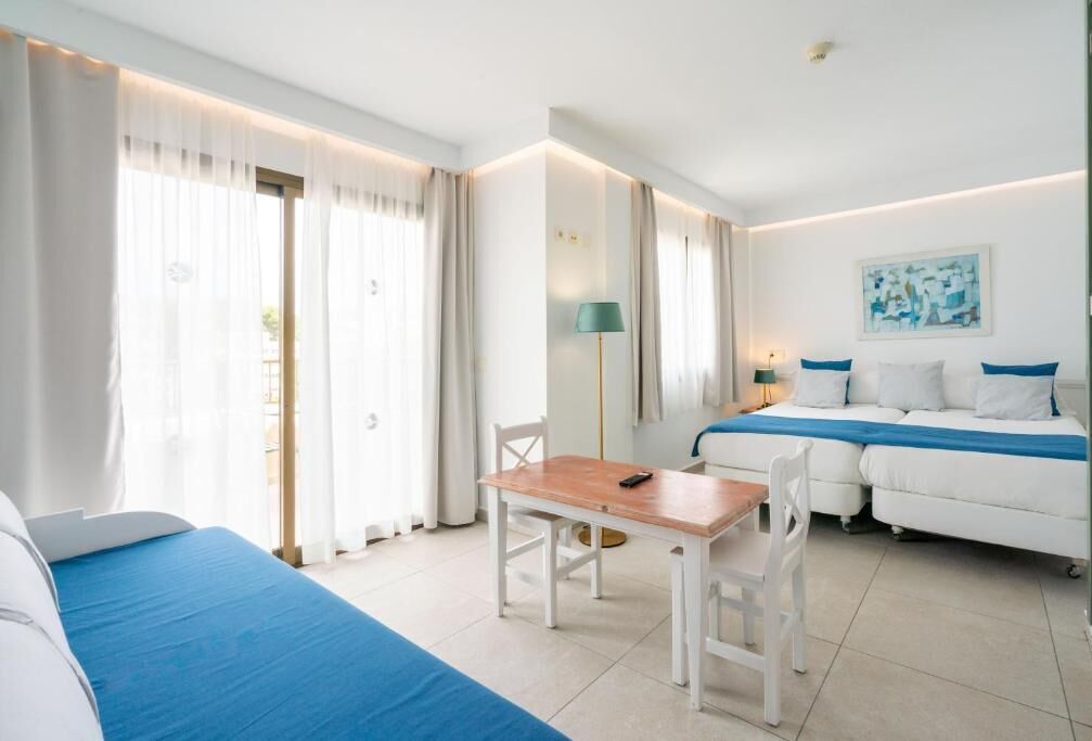 Desk, blackout drapes, free WiFi, bed sheets