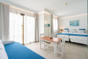 Escritorio, cortinas blackout, wifi gratis y ropa de cama