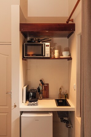 Standard Room, 1 King Bed | Private kitchen | Microwave - Goood Resort (Kralendijk)