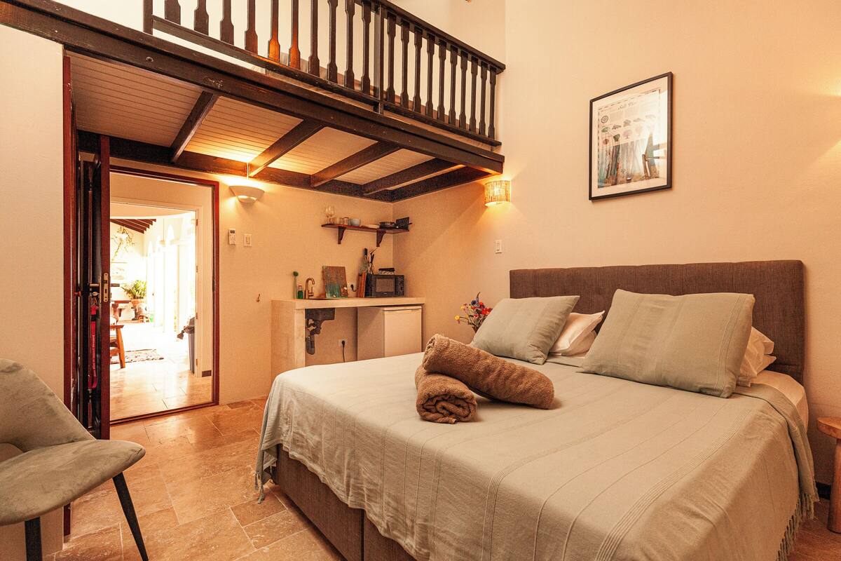 Ropa de cama de alta calidad y caja de seguridad en la habitación