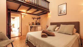 Premium bedding, in-room safe, free WiFi, bed sheets