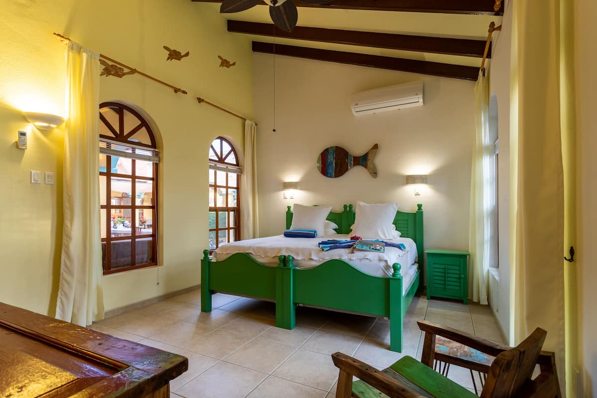 Quarto superluxo, 1 cama King, banheira | Roupas de cama premium, cofres nos quartos, Wi-Fi de cortesia
