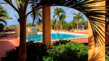 Alberca al aire libre y camastros