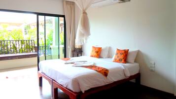 Superior kamer, 1 tweepersoonsbed, uitzicht op zwembad | Een bureau, gratis wifi