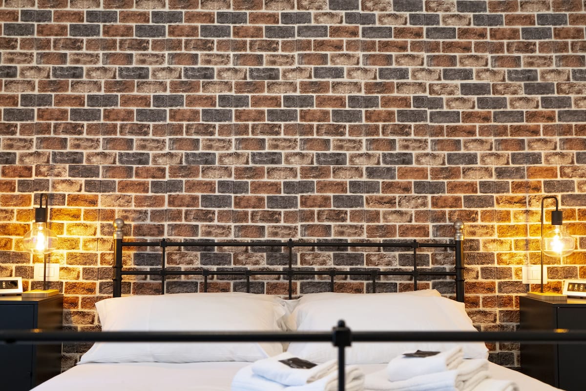 Double room with private external bathroom | Luxe beddengoed, donzen dekbedden, individueel gedecoreerd