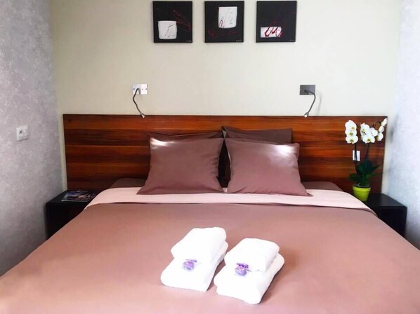 Egyptian cotton sheets, desk, blackout curtains, soundproofing