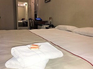 Habitación doble superior | Escritorio, tabla de planchar con plancha, wifi gratis y ropa de cama