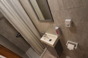 Basic Double Room, 1 Double Bed, Private Bathroom | Bathroom | Free toiletries, hair dryer - Welcome Guest House - Hostel (Lisbon)