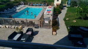 Seasonal outdoor pool, open 9:00 AM to 7:00 PM, pool umbrellas - Hôtel Bleu Azur (Argelès-sur-Mer)