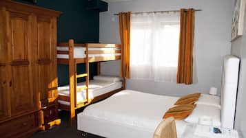 Familienzimmer | Schreibtisch, schallisolierte Zimmer, Bügeleisen/Bügelbrett