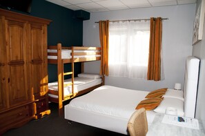Desk, soundproofing, iron/ironing board, free WiFi - Hôtel Bleu Azur (Argelès-sur-Mer)