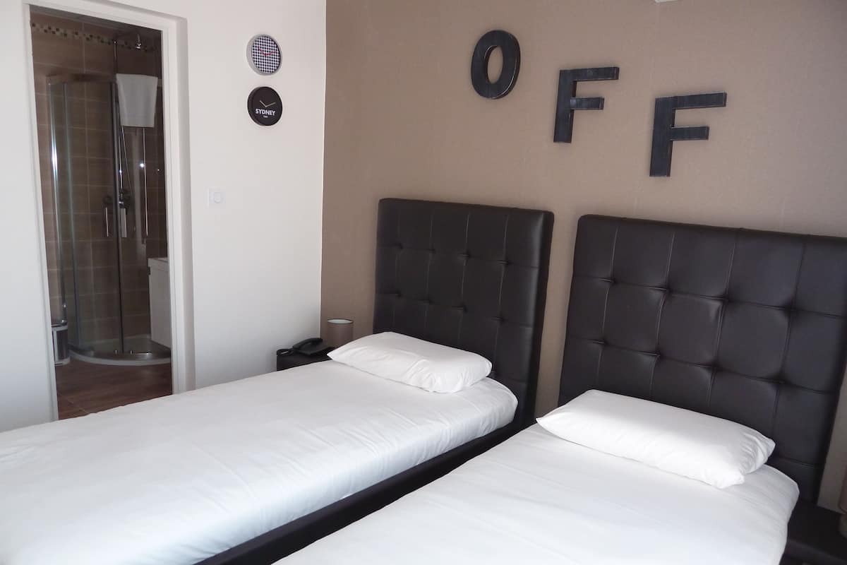 Twin Room, Balcony | Meja, kalis bunyi, seterika/papan seterika, Wi-fi percuma