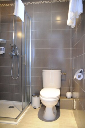Quarto casal, sacada | Banheiro | Chuveiro, produtos de toalete grátis, secador de cabelo 