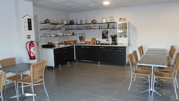 Daily continental breakfast (EUR 10 per person)