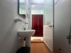 Shower, free toiletries, towels - Kim Long Hotel (Can Tho)