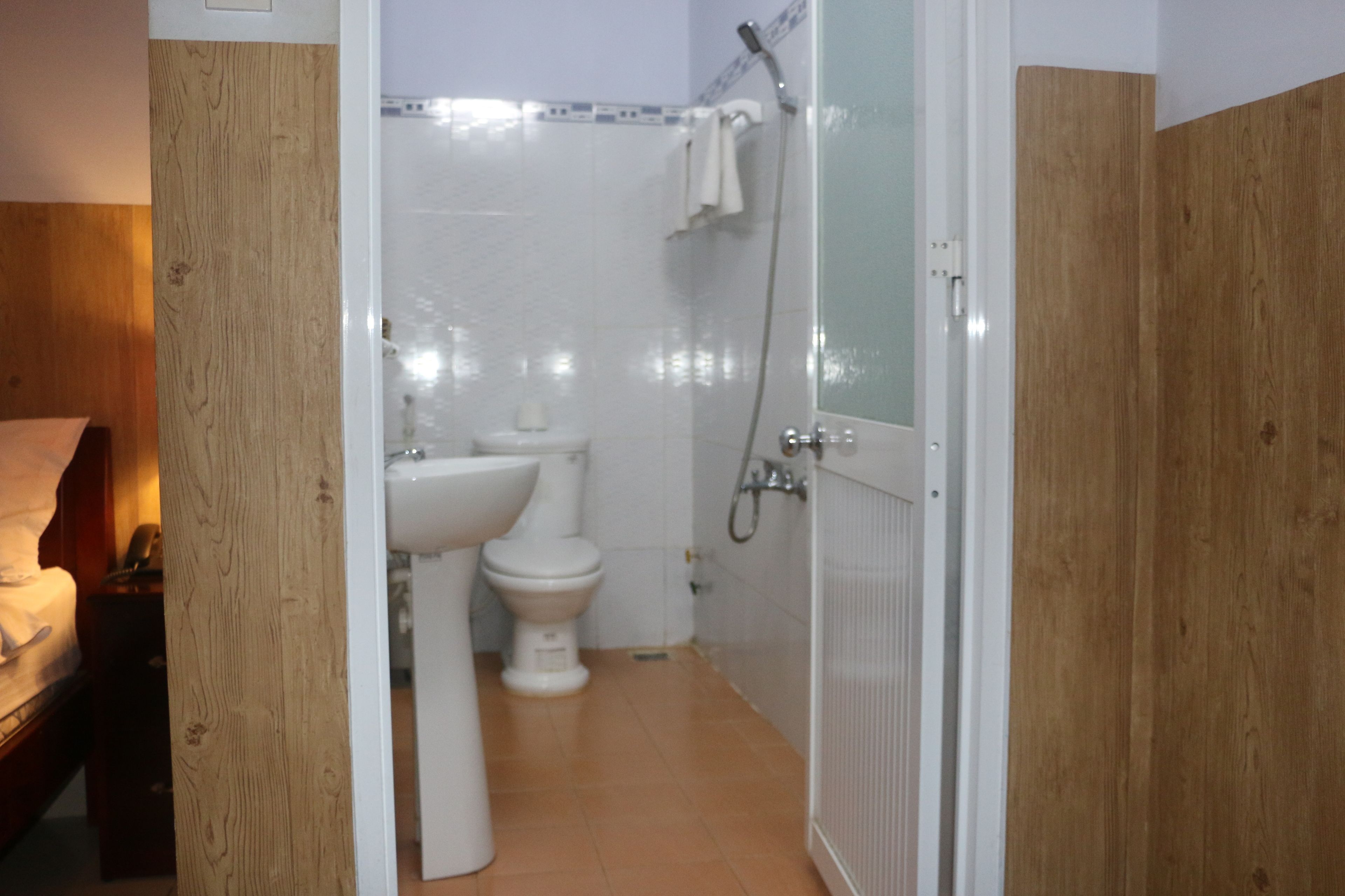 Un baño con inodoro, lavamanos y ducha.