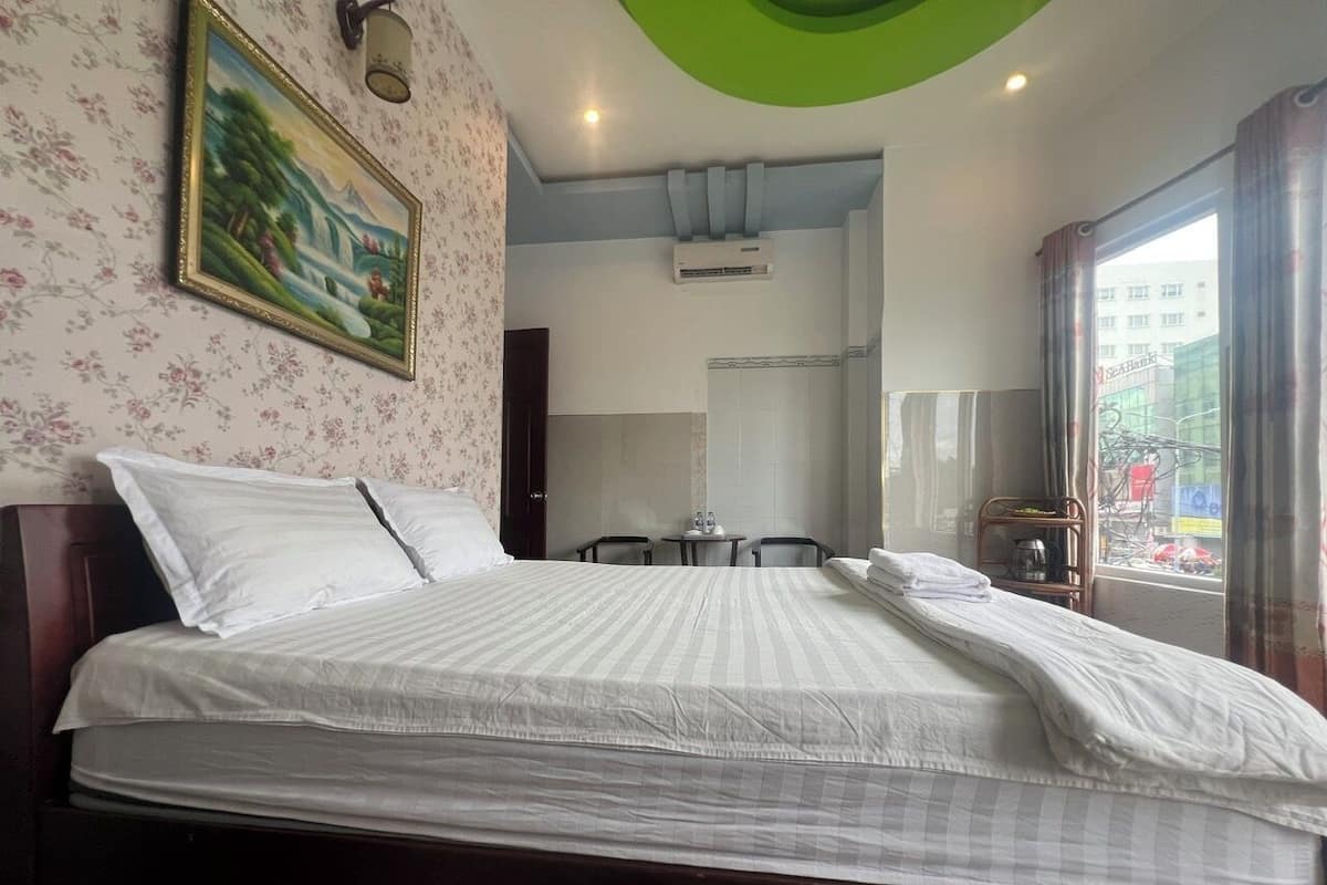 Rom – superior, byutsikt | Minibar, safe på rommet, skrivebord og wi-fi (inkludert)