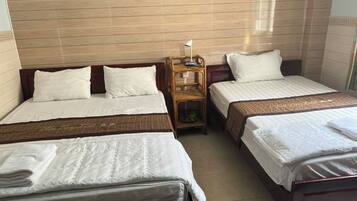 Dreibettzimmer | Minibar, Zimmersafe, Schreibtisch, kostenloses WLAN