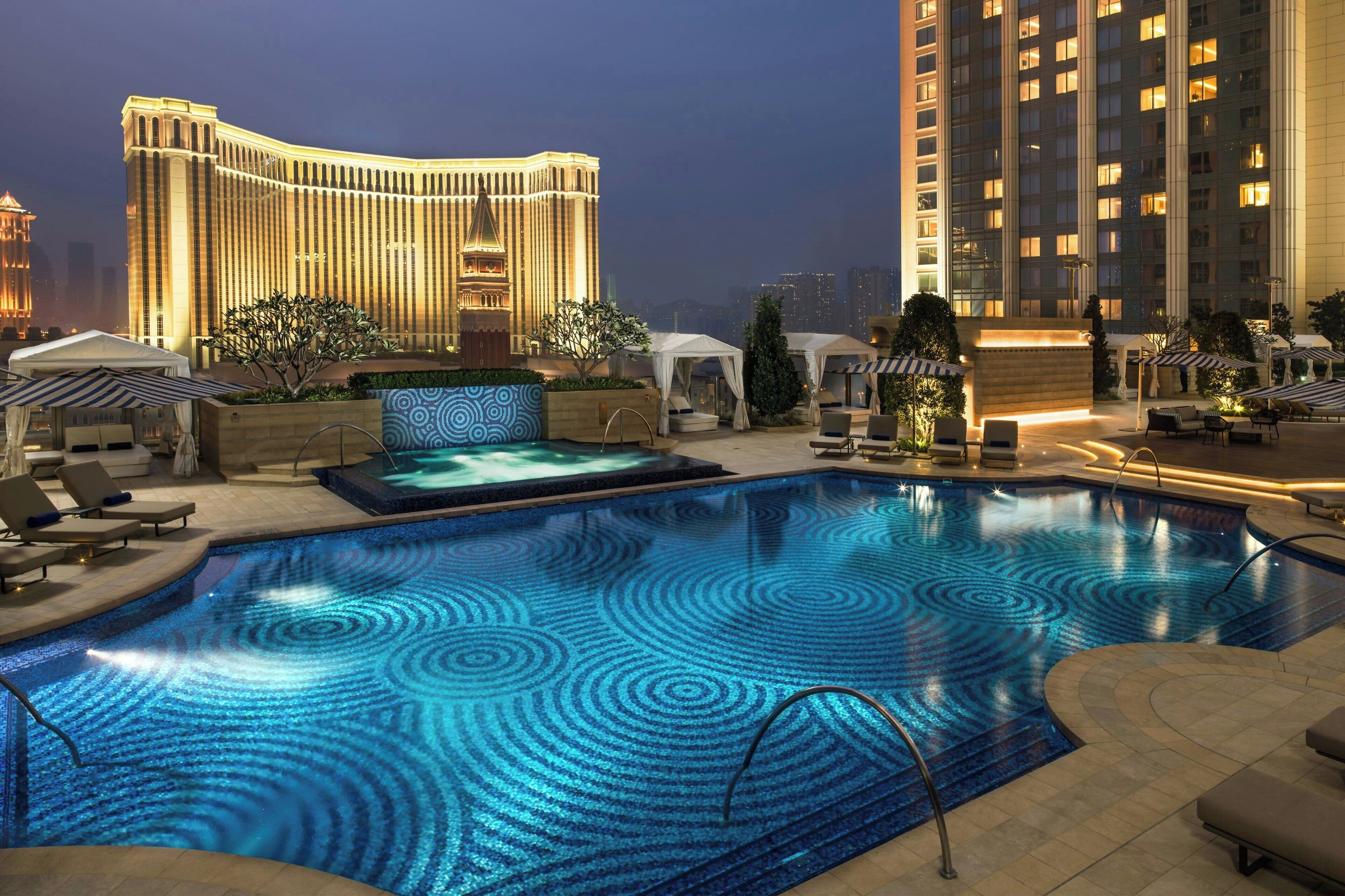 3 座室外游泳池