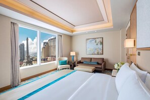 大都会套房，塔楼景观 (大床) | 高档床上用品、羽绒被、迷你吧、客房内保险箱