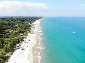 Plage à proximité, sable blanc, navette pour la plage, parasols
