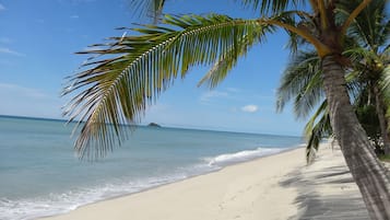 Una playa cerca, arena blanca, traslado desde/hacia la playa, sombrillas