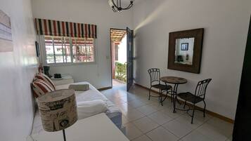 Chambre triple Deluxe | Coffre-fort, bureau, rideaux d’obscurcissement