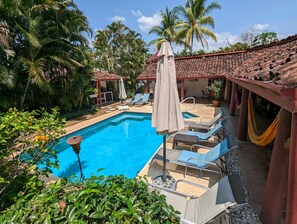 Piscina externa, guarda-sóis, espreguiçadeiras