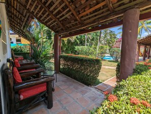 Chambre Triple Deluxe | Coffres-forts dans les chambres, bureau, rideaux occultants