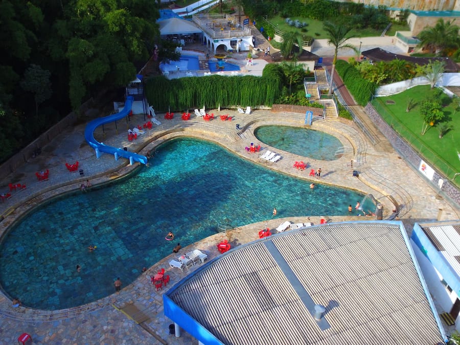10 piscines extérieures, parasols de plage, chaises longues