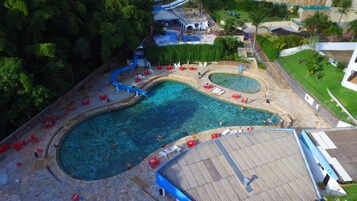 10 piscinas externas, guarda-sóis, espreguiçadeiras