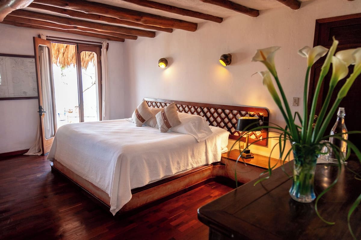 Luxury Room, 1 King Bed, Non Smoking, Lake View | Premium bedding, down comforters, bed sheets