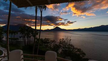 Romantic Suite, 1 King Bed, Non Smoking, Lake View | Rollaway beds, bed sheets