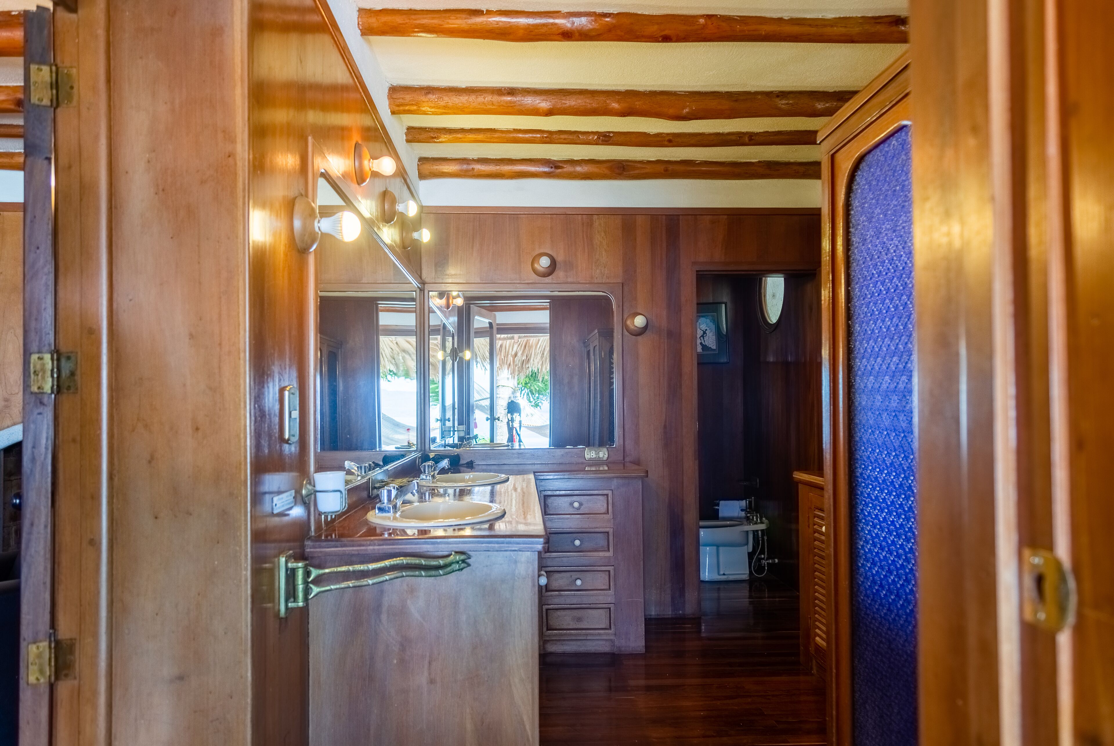 superior suite, 1 king bed, non smoking, lake view | bathroom | shower, rainfall showerhead, free toiletries, hair dryer