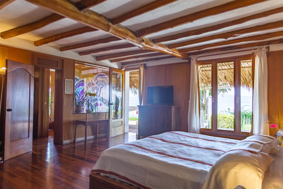 superior suite, 1 king bed, non smoking, lake view | rollaway beds, bed sheets