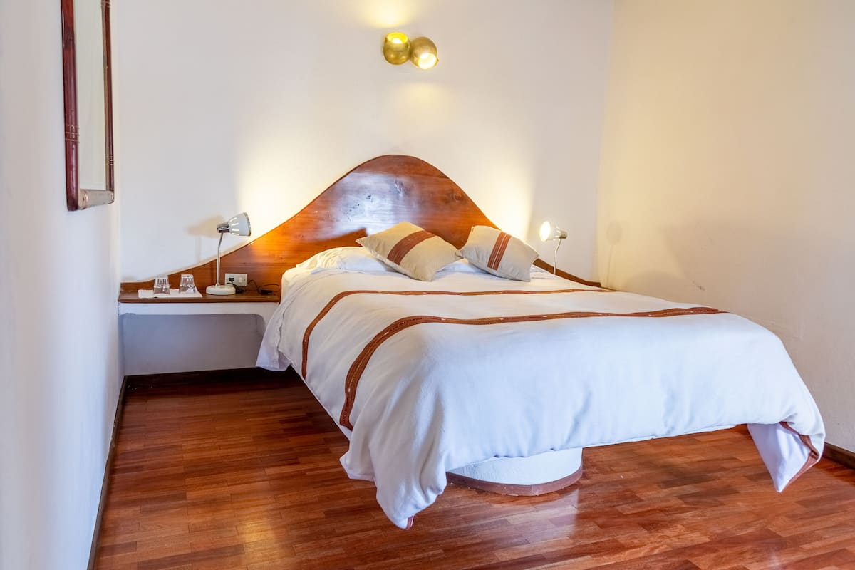 Eenvoudige tweepersoonskamer, 1 queensize bed, niet-roken, uitzicht op meer | Extra bedden, beddengoed