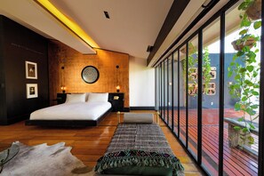 Polaris Suite | Premium bedding, free minibar items, in-room safe