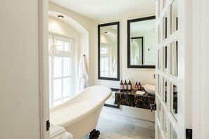 Nebula Suite | Badkamer | Een aparte badkuip en douche, een regendouche, designer toiletartikelen