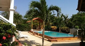 Hồ bơi ngoài trời, ghế dài tắm nắng 